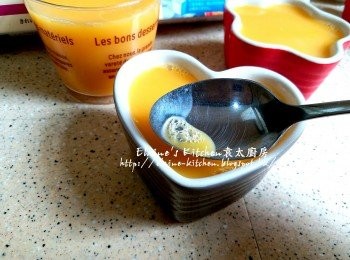 step8: 倒入器皿內至九分滿後盛起面上泡泡去掉