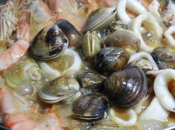 step8: 再加入蛤蜊煮開，然後調味