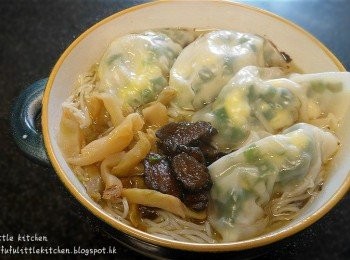 step5: 燒滾水放入餃子煮至浮起即可，或隔水蒸熱即可食用