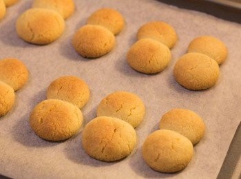 step11: 焗成後整盤放涼數分鐘直至可用手取起曲奇，