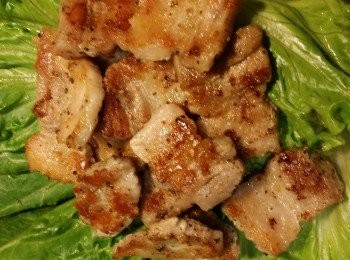 step3: 用烤肉板或平底鍋，用大火，不用下油，下肉後轉中火。
把肉兩面烤至全熟焦黃便可拿起。