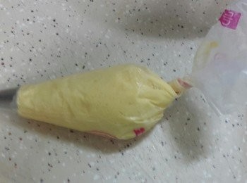 step5: 面糊因質地較杰，建議如用即棄唧袋，只入一半滿，否則會爆袋，如用循環再用膠質唧袋，可以多放面糊