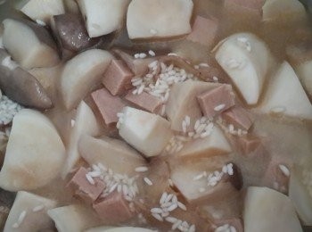 step3: 將所有材料倒入電鍋中加入3杯水 按下,電鍋跳起即可完成