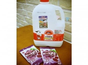 step1: 材料很簡單~只需要光泉鮮乳還有喜歡的軟糖^^ 軟糖口味不限啦~~