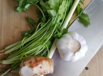 step1: 先洗淨【<span class="group_2">雞醃料</span>】嘅香料。