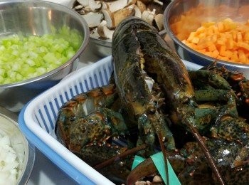 step1: 先準備龍蝦。將龍蝦身，蝦鉗及蝦頭分開，洗淨。
西芹，蘿蔔及洋蔥切粒。