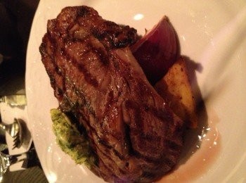 step3: 用牛油膏以最大的火將鑊燒到最猛最熱後用烤夾夾著牛油膏擦拭上烤鑊的坑紋上熔出牛油便可放牛扒上去煎