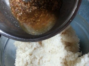 step4: 將糯米調味料倒入已蒸熟的糯米上拌勻(必須拌得均勻)待用