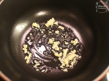 step4: 用1-2茶匙油爆香蒜蓉