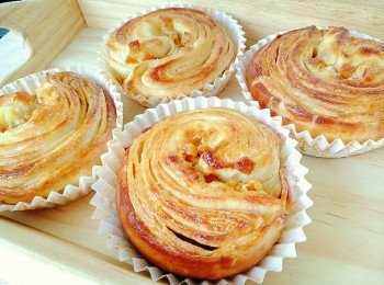 step12: 把剛烤好的麵包放在鐵架上，塗上果醬放涼即成。