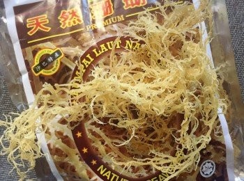 step1: 乾珊瑚草用清水沖洗後，放在比較大的碗或鍋中用清水浸泡至少兩小時。浸泡期間需要換水約兩至三次，直至珊瑚草發大至完全透明，用飲用水沖洗一下備用。