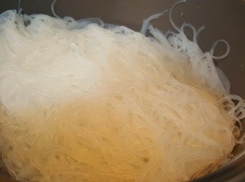 step2: 枝竹及粉絲切段，雲耳及冬菇切去底部硬塊，汆水5分鐘。撈起，瀝乾水份。