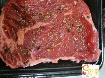 step1: 先分別用鹽, 黑椒 /鹽, BBQ 香料醃肉