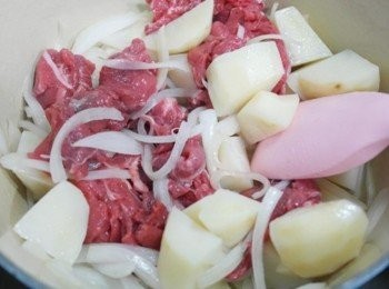 step3: 洋蔥炒到變成透明時把牛肉片加下去一起炒!!!