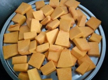 step1: 南瓜去皮切塊，涼水下鍋，蒸鍋上汽後再蒸15分鐘，至熟。