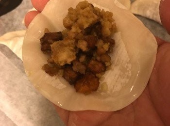 step5: 把肉餡放在雲吞皮的中央, 然後將雲吞皮對摺, 封囗. 最后用熱油把餃子炸起來, 每邊大約半分鐘便可以了.如果不喜歡太油膩的感覺, 可以改用半煎炸的方式.