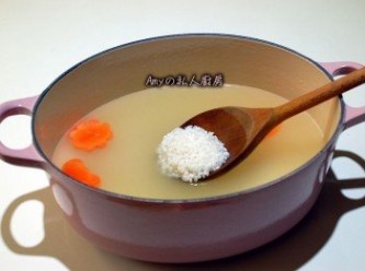 step2: 準備一個湯鍋,放入高湯及白米,胡蘿蔔片煮滾(約15~20分鐘)