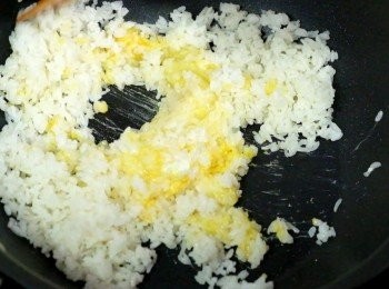step3: 原鍋不用洗，加入白飯炒散，打入雞蛋炒勻，下1/4茶匙鹽炒勻，放在荷葉上。