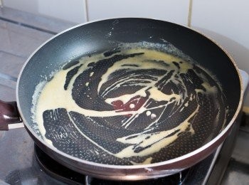 step12: 餡料做法：平均灑入麵粉炒約 2 分鐘（使用手動打蛋器）。