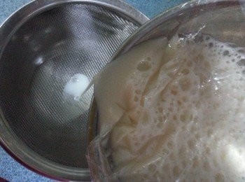 step7: 將一塊保鮮紙舖在蛋漿上,再過篩(保鮮紙作用是隔去蛋漿泡沫)待用