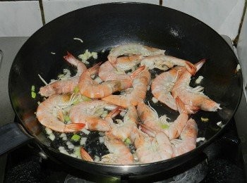 step3: 蝦子下鍋拌炒