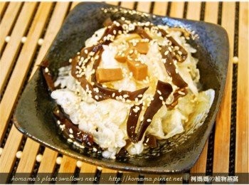 step5: 將拌好後的<span class="group_1">食材</span>陸續放入碗中，最後再灑上些許白芝麻。