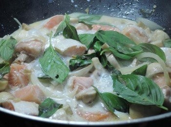 step4: 加入牛奶與九層塔