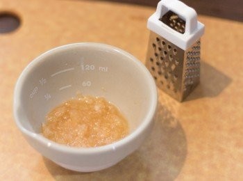 step1: 水梨一小塊磨成泥至足夠 2 湯匙的份量