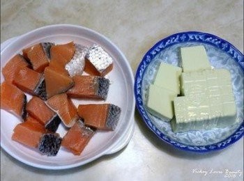 step2: 先將鮭魚去刺後切成適當大小 豆腐切與鮭魚差不多大小