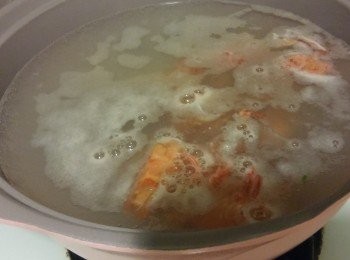 step2: 用滾水煲下蝦殼和頭,湯變色後可過濾後留蝦水和頭備用。