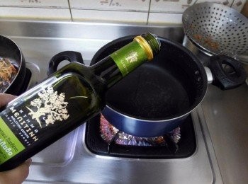 step5: 起鍋水滾下少許鹽與橄欖油將麵煮8分熟，撈起拌入少許橄欖油備用，等白醬製作好時(撈出蝦頭)倒入碗中， 再另起鍋將麵條倒入白醬中讓麵條充分吸收醬汁即可起鍋，最後撒上少許的巴西里末。