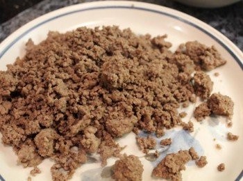 step2: 在平底鍋煎炒香腸，牛絞肉，直到焦黃，然後把它放在一邊備用