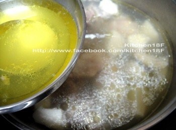 step4: 不喜油膩，可稍微把湯放涼，油脂會結塊於湯面，再用湯匙撈除即可。這次買的雞肉很肥嫩，撈出了這麼多雞油。(雞油可另外利用，炒青菜很好吃)