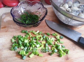 step4: 豬肉碎放入大碗內加入<span class="group_3">醃料</span>拌勻靜待30分鐘 , 蔥切粒及蔥切幼絲