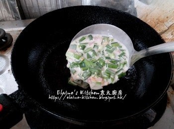 step7: 落少許油將鑊燒熱 , 將適量粉漿放入用慢火慢慢煎至一面微黃色