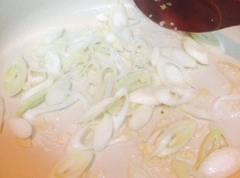 step2: 鍋中先燒熱油，爆香薑茸、蒜蓉及京葱。