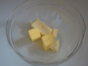 step1: 無鹽牛油和雞蛋放室溫回暖。低筋麵粉和紅茶葉碎一起過篩。