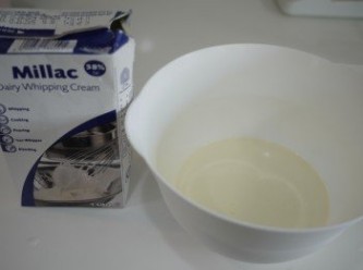step8: .從冰箱取出動物性鮮奶油，以電動打蛋器打至6分發。

(鮮奶油變得濃稠，且體積明顯增大)

(鮮奶油必須是冰的喔)