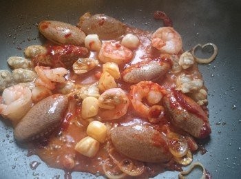 step5: 下花甲和其餘海鮮，花甲炒至開口