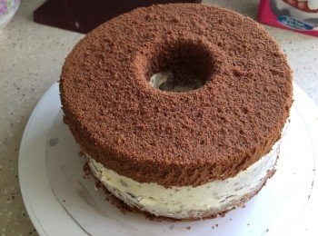 step12: 12.放上最後一片朱古力旦糕,然後將全個旦糕塗滿朱古力cream,餘下的cream可以入唧袋,唧上花紋或以生果點綴也可