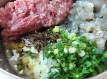 step1: 瘦肉剁成泥 ; 蝦子1/3刴泥2/3切粒 ; 蔥切蔥花 ; 韮黃切小段 ; 木耳洗淨浸水泡發後切絲