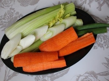 step1: 西芹洗乾淨西芹大蒜京蔥及甘荀，甘荀去皮，全部蔬菜切成長條狀。如家裡有榨汁機，請把所有蔬菜先行放入榨汁機，榨起的汁可用來做湯底。做調味粉需要的是榨後的渣而不是汁; 如沒有榨汁機可直接放入攪拌機打碎至蓉