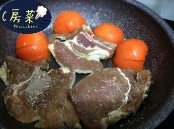 step1: 將豬扒煎香, 煎到半熟就放蕃茄去鑊邊同煎