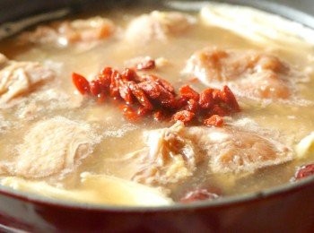 step6: 加入紹興花雕酒和玫瑰露酒（湯汁用）拌勻煮滾後，下雞和杞子拌勻，煮滾後關火，蓋上焗15-20分鐘。