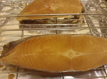 step2: 預熱焗爐爐温250度或水波爐烤魚功能,連同魚架一起預熱。攞用魚架掃油後放入魚塊,先預設30分鐘中途用目測自行决定加減時間。