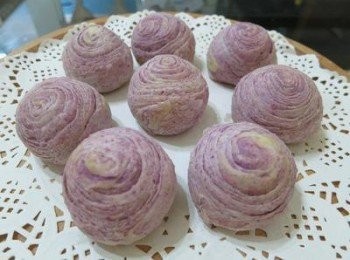 step11: 預熱170度,烤温:放最下方再上一格,上下火170度烤10分,再160度15分,不過還是視自己烤箱為主喲~~(我的原則是前10分注意上色情形太快就先降温10度),出爐很多層次的芋頭酥完成了喲~