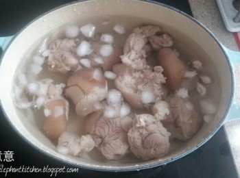 step2: 取出豬手放在冰水浸一小時  (這樣燜出來的豬手，口感更好)