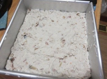 step6: 取8＂x 8＂蒸盤內抹上一層油，倒入粉糊
 以大火蒸15分鐘，再轉中火蒸30分鐘。