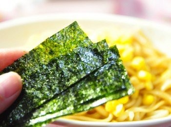 step4: 再取出海苔片剪成細碎片