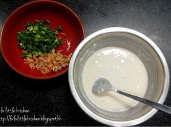 step1: 蝦米洗淨後用1碗水浸軟，備用。
麵粉及沾米粉過篩後，加入水2碗拌勻成麵糊。
將蝦米及蔥花倒入，與麵糊拌勻，並加入鹽及雞粉調味。